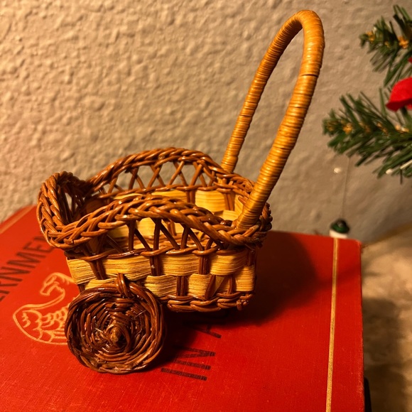 Vintage Small Brown Wicker Figurine Wheelbarrow Trinket Basket Jewelry Box - Picture 1 of 8